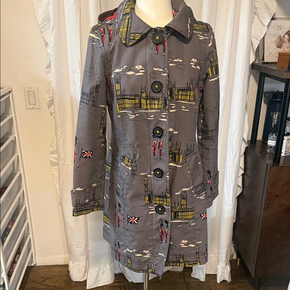 Boden Jackets & Blazers - Boden Rainy Day Mac raincoat with Yellow, Red and Black Cityscape US 6